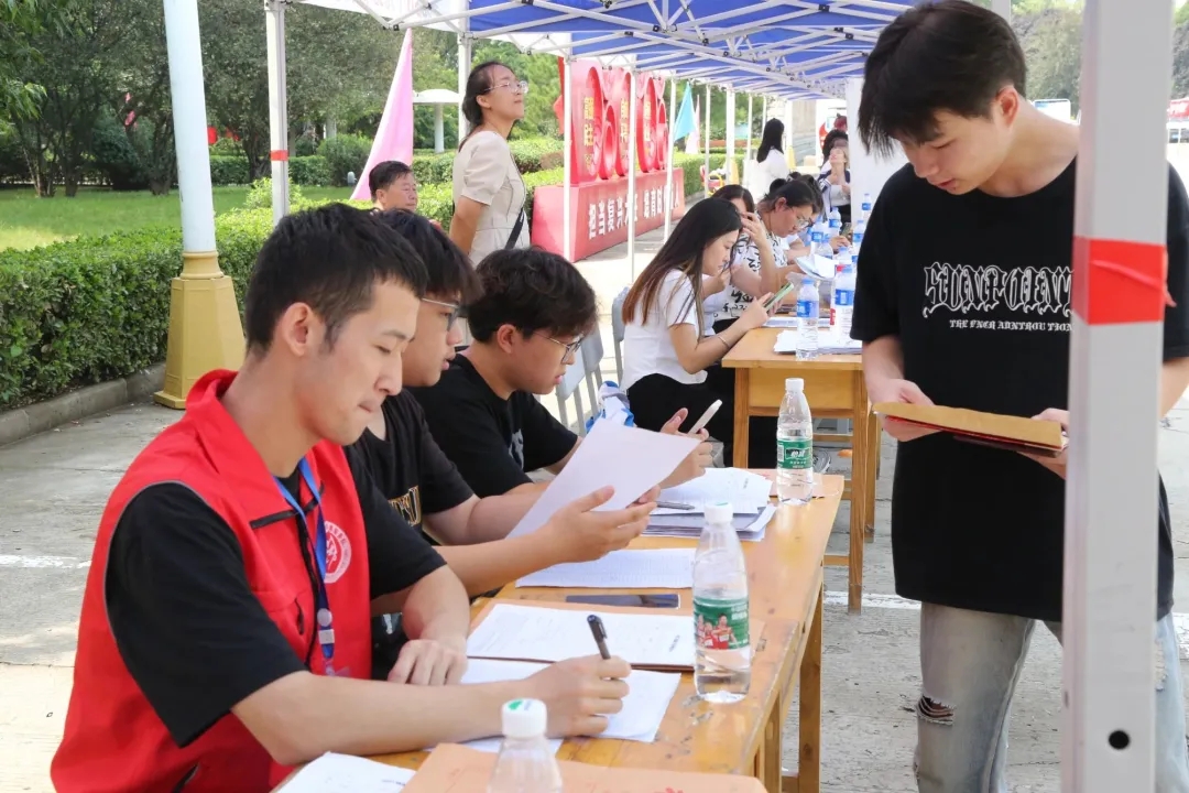 華翔學(xué)院新生報(bào)到，迎新啦！